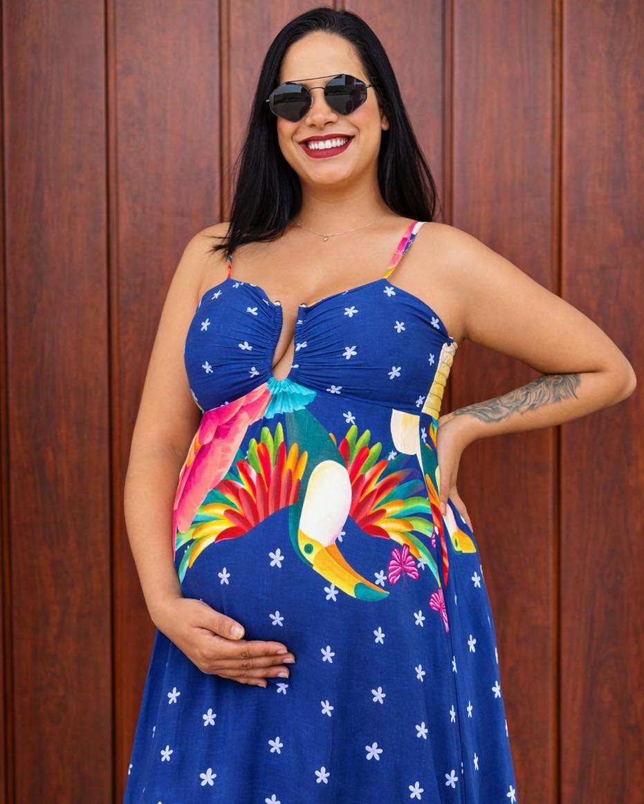 Modelo com look da coleção JM