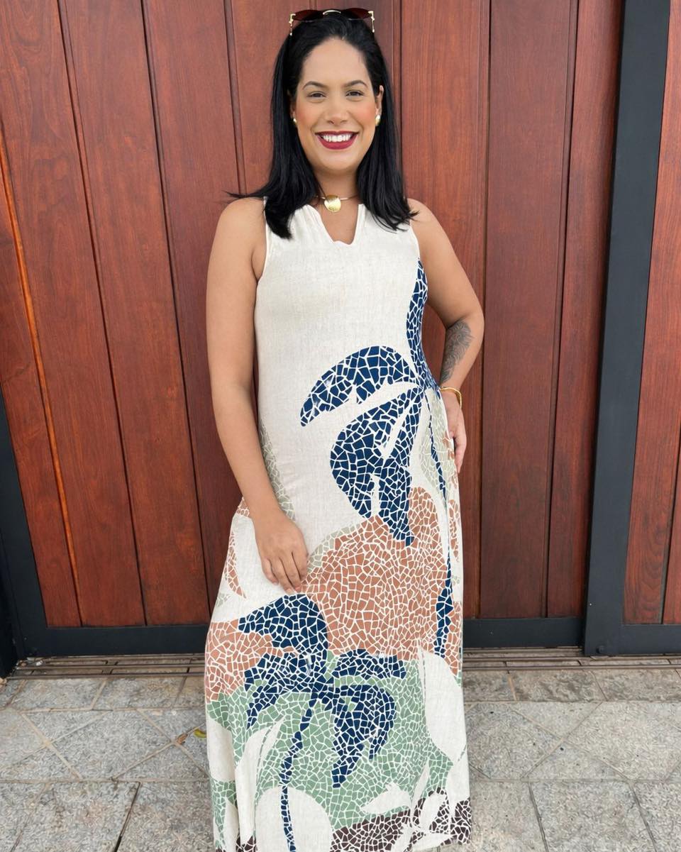 Modelo usando vestido da JM Moda Feminina